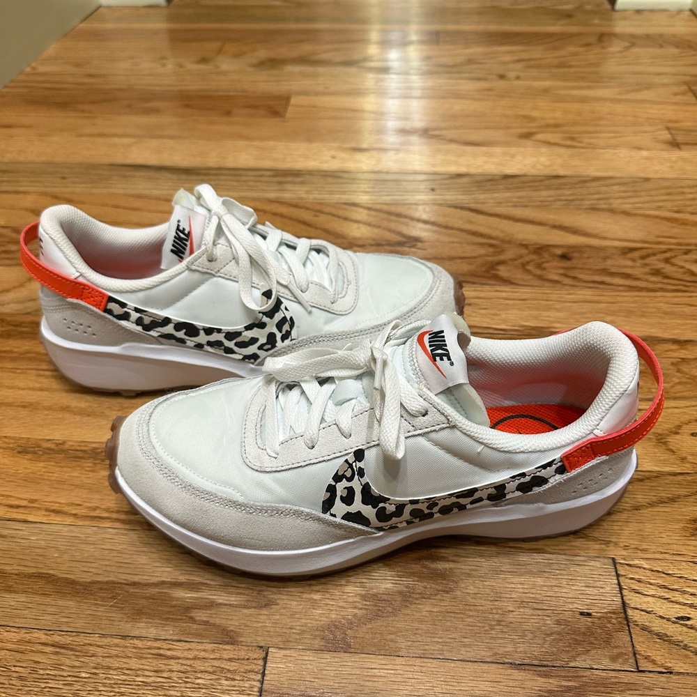 Mike women’s athletic shoes